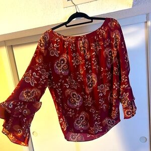 Silk top with a pretty pattern, perfect blouse for work.